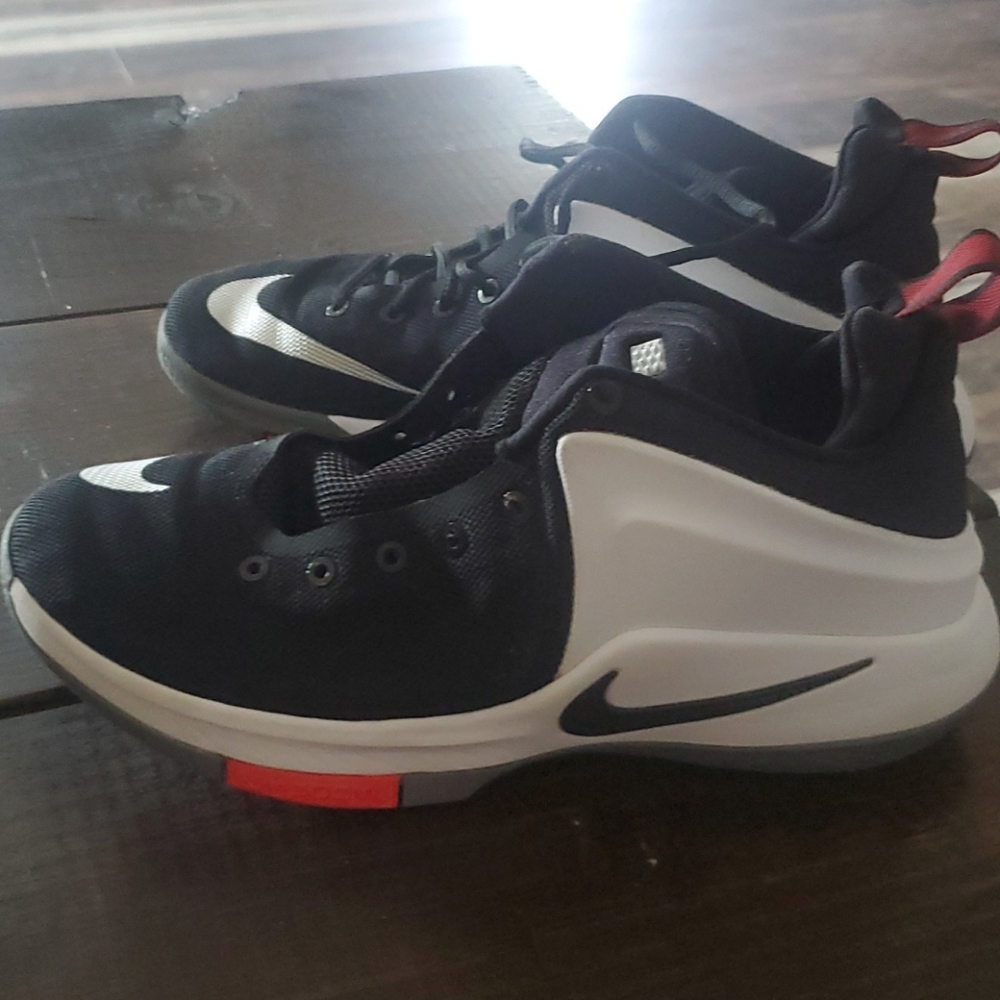 Nike lebron zoom witness shoes